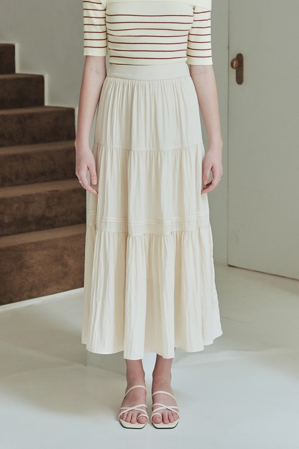 **[2컬러] 수플레 캉캉 스커트**

엘레강스하고 우아한 무드의 여성 캉캉 스커트입니다. 부드러운 레이온, 나일론, 폴리에스터 혼방 소재로 제작되어 여름에도 시원하게 착용 가능합니다. 3단 캉캉 디자인과 2단 턱 디테일이 여성스러운 실루엣을 연출하며, 백밴딩과 사이드 지퍼로 편안한 착용감을 선사합니다. 블랙, 크림 두 가지 컬러로 데이트룩, 카페룩, 모임룩 등 다양한 TPO에 활용하기 좋습니다. 플레어 핏에 발목 길이로, 클래식, 미니멀, 로맨틱 스타일을 즐겨 입는 분들께 추천합니다.
