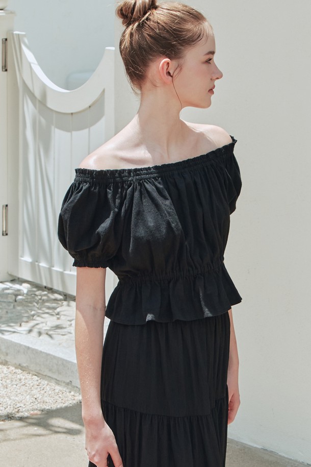 세련된 스타일을 연출해 줄 수플레 셔링 블라우스입니다. 부드러운 면 소재에 블랙 컬러, 슬림핏으로 우아하고 페미닌한 분위기를 선사하며, 오프숄더 네크라인과 퍼프 소매, 셔링 디테일이 여성스러운 실루엣을 강조합니다. 시원한 착용감과 백 리본 디테일, 스트라이프 패턴의 조화로 봄, 여름 데일리룩에 포인트를 더해보세요.
