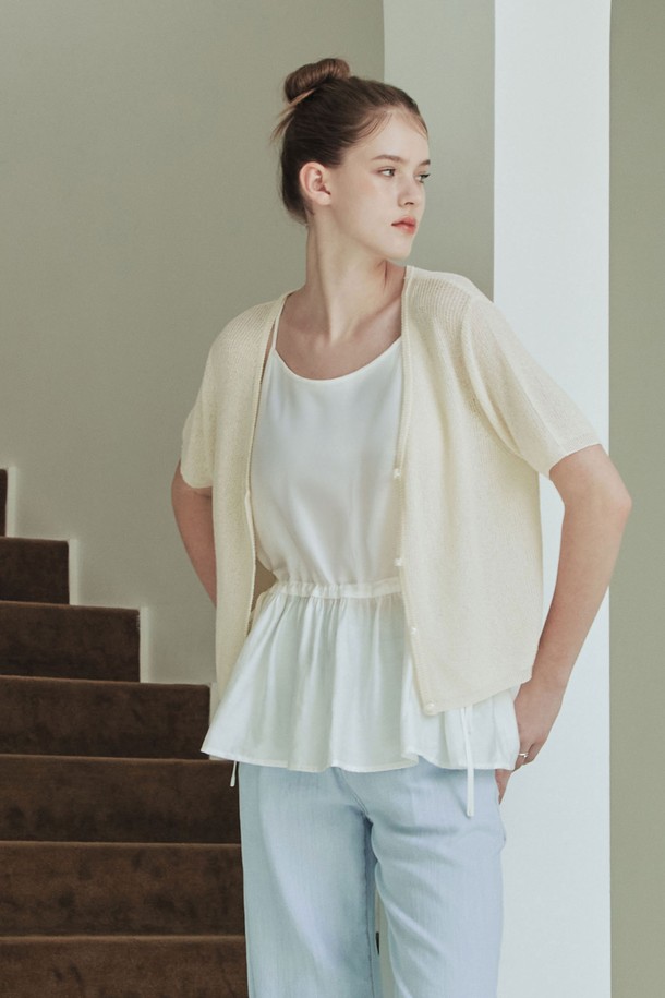 부드러운 촉감과 슬림핏으로 여성스러운 실루엣을 연출하는 [2컬러] 썸머 레이지 가디건입니다. 시원한 여름을 위한 얇은 두께감과 통기성이 좋은 아크릴, 나일론 혼방 소재로 제작되었으며, 반소매 기장과 브이넥 디자인으로 시원함을 더했습니다. 립 니트 마감, 버튼 여밈, 신축성, 은은한 광택감의 버튼 디테일이 특징이며, 비침이 있어 이너웨어와 함께 다양한 스타일을 연출할 수 있습니다.
