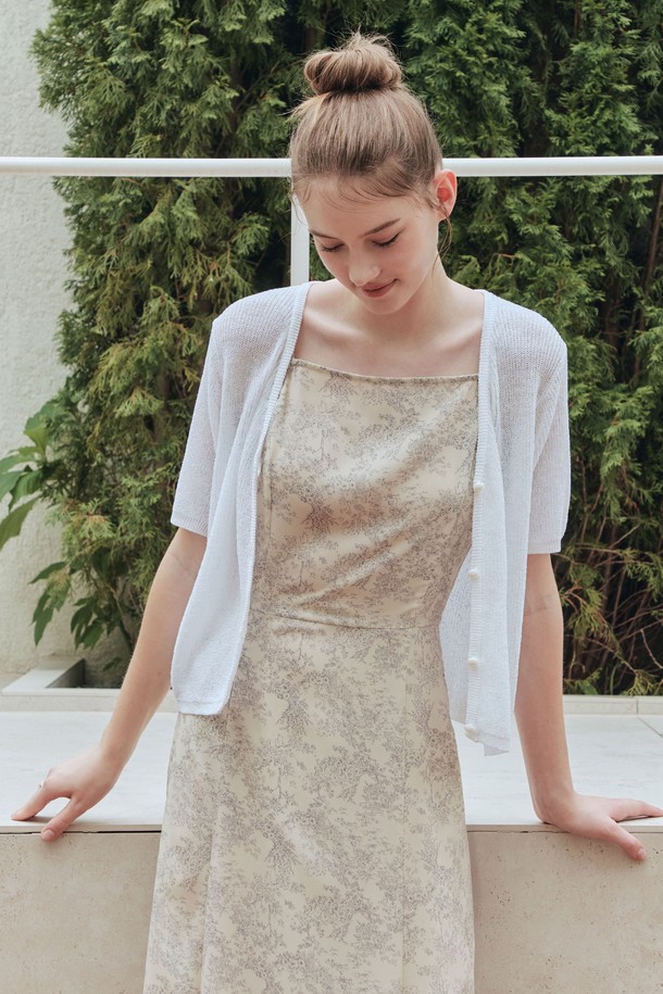 [2컬러] 썸머 레이지 가디건은 부드러운 아크릴, 나일론 혼방 소재로 제작되어 얇고 시원한 착용감을 선사합니다. 슬림핏 V넥 디자인에 반소매 기장, 골지 패턴으로 캐주얼하면서도 베이직한 스타일을 연출하며, 반투명 소재와 라운드 실루엣 버튼, 레이어드 가능한 실용적인 특징을 갖추었습니다. 화이트, 크림 두 가지 색상으로 출시되어 다양한 여름 스타일링에 활용하기 좋습니다.
