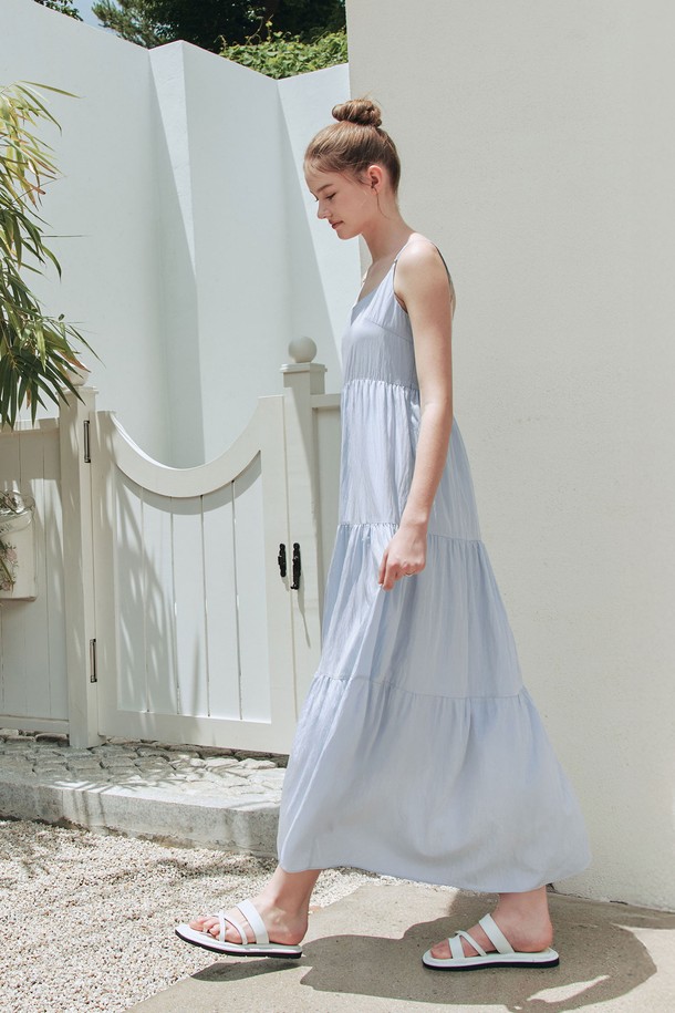 싱그러운 여름을 담은 [2컬러] 선샤인 캉캉 원피스입니다. 블루와 그린 두 가지 색상으로 만나볼 수 있으며, 가볍고 시원한 레이온, 나일론, 폴리에스터 혼방 소재로 제작되어 데일리룩부터 휴가지 패션까지 다양하게 활용하기 좋습니다. A라인 플레어 핏과 캉캉 치마 디자인, 민소매 스트랩, 사이드 지퍼, 사이드 포켓, 안감을 더해 편안함과 우아함을 동시에 선사합니다(신축성 없음, 비침 없음).
