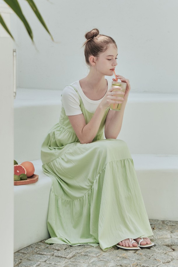 싱그러운 여름을 담은 [2컬러] 선샤인 캉캉 원피스를 만나보세요. 부드러운 레이온, 나일론, 폴리에스터 혼방 소재로 제작되어 편안한 착용감을 선사하며, 캉캉 디자인과 플레어 핏이 우아한 실루엣을 연출합니다. 시원한 민소매 스트랩 스타일과 양쪽 포켓, 사이드 지퍼 디테일로 실용성을 더하여 데일리룩 또는 휴가지에서 돋보이는 스타일을 완성해 보세요.
