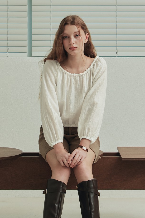 블리스 셔링 블라우스 / 크림은 여성 의류로, 봄과 여름에 어울리는 우아하고 베이직한 스타일의 블라우스입니다. 텐셀과 나일론 혼방 소재로 제작되어 부드러운 촉감을 선사하며 얇은 두께감으로 편안하게 착용할 수 있습니다. 래글런 어깨라인과 볼륨 소매, 넥라인 및 밑단 밴딩, 후면 리본 디테일이 특징이며, 라운드넥과 루즈핏으로 디자인되었습니다. 일상, 데이트룩, 카페룩, 모임룩 등 다양한 TPO에 활용 가능하며, 클래식, 미니멀, 로맨틱 스타일을 연출하기 좋습니다. 특히, 비침이 있어 은은한 멋을 더합니다.
