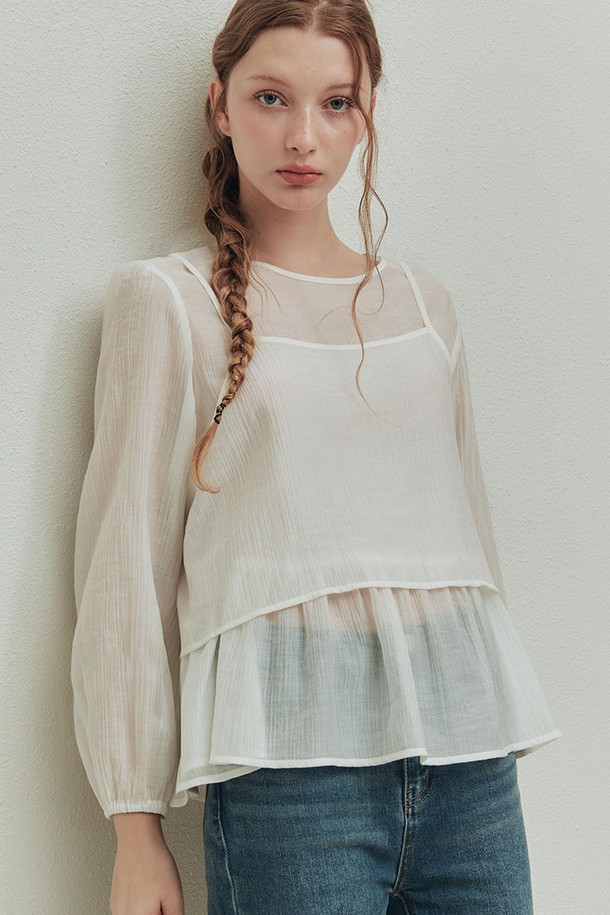 비올라 레이어드 블라우스 / 아이보리는 우아하고 페미닌한 무드를 연출하는 여성 블라우스입니다. 얇은 두께감의 텐셀과 나일론 혼방 소재로 제작되어 부드러운 촉감을 선사하며, 봄, 여름 시즌에 착용하기 좋습니다. 라운드넥에 긴 소매, 레귤러핏으로 디자인되었으며, 버스티에 레이어드 스타일과 소매 밴드, 이중 리본 디테일이 특징입니다. 앞뒤 양면 착용 및 버스티에 단독 착용이 가능하여 다양한 스타일을 연출할 수 있습니다. 데이트룩, 카페룩, 모임룩 등 다양한 TPO에 맞춰 클래식, 미니멀, 로맨틱 스타일을 즐겨보세요.
