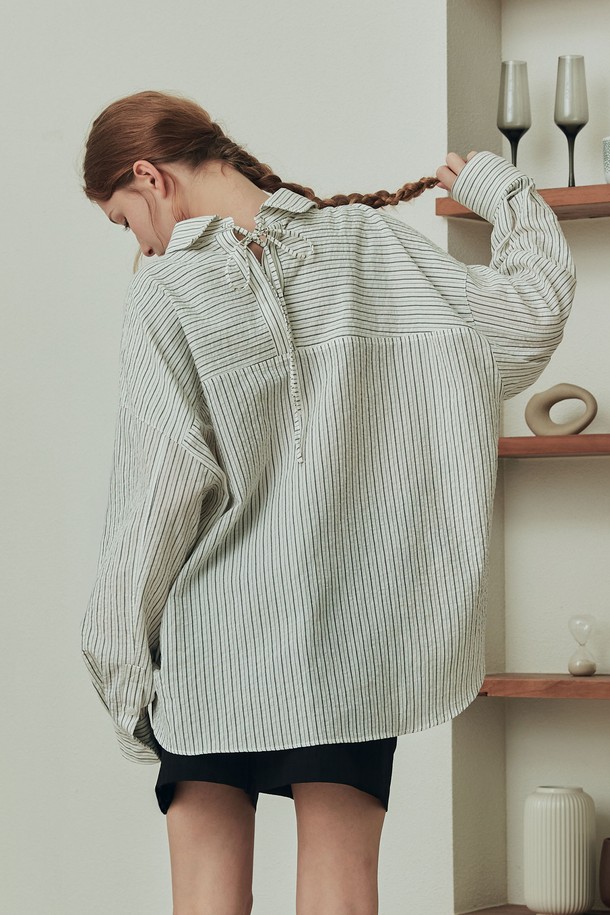 "하디 루즈핏 스트라이프 셔츠 / 아이보리"는 데일리룩과 오피스룩에 적합한 여성 셔츠입니다. 봄, 여름 시즌에 어울리는 이 셔츠는 모던한 스타일을 연출하며, 칼라넥과 긴소매 디자인으로 깔끔한 느낌을 줍니다. 부드러운 면과 폴리에스테르 혼방의 시어서커 원단으로 제작되어 가볍고 통기성이 뛰어나며, 뒷넥 스트랩으로 리본 연출이 가능합니다. 루즈핏 실루엣으로 편안하게 착용할 수 있으며, 약간의 비침이 있을 수 있습니다. 미니멀하고 클래식한 스타일을 선호하는 분들께 추천합니다.
