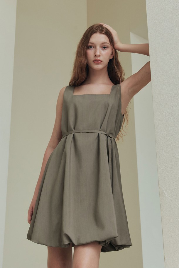 모카무스 컬러의 벌룬 원피스입니다. 부드러운 비스코스, 레이온, 폴리에스테르 혼방 소재로 제작되어 봄, 여름 계절에 시원하게 착용할 수 있습니다. 스위트하트넥과 민소매 디자인이 우아한 분위기를 연출하며, 루즈핏으로 편안한 착용감을 선사합니다. 허리 스트랩 조절이 가능하여 다양한 스타일링을 시도할 수 있으며, 사이드 지퍼와 안감으로 편의성을 더했습니다. 데이트룩, 카페룩, 여행룩 등 TPO에 맞춰 클래식, 로맨틱, 미니멀한 스타일을 연출해보세요.
