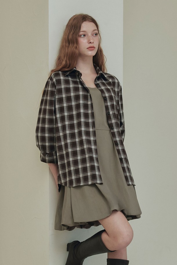 코코넛 뒷 절개 셔츠 / 브라운은 부드러운 촉감이 특징인 여성용 셔츠입니다. 텐셀, 레이온, 스판덱스 혼방 소재로 제작되었으며, 봄, 여름에 착용하기 좋습니다. 루즈핏에 긴소매, 라운드넥 디자인으로 캐주얼한 스타일을 연출하며, 뒷면에 절개 디테일이 포인트입니다. 단독 또는 이너 레이어드로 다양한 스타일을 소화할 수 있으며, 데이트룩, 카페룩, 쇼핑룩에 잘 어울립니다. 체크 패턴의 브라운 컬러로 미니멀하고 클래식한 무드를 더해보세요.
