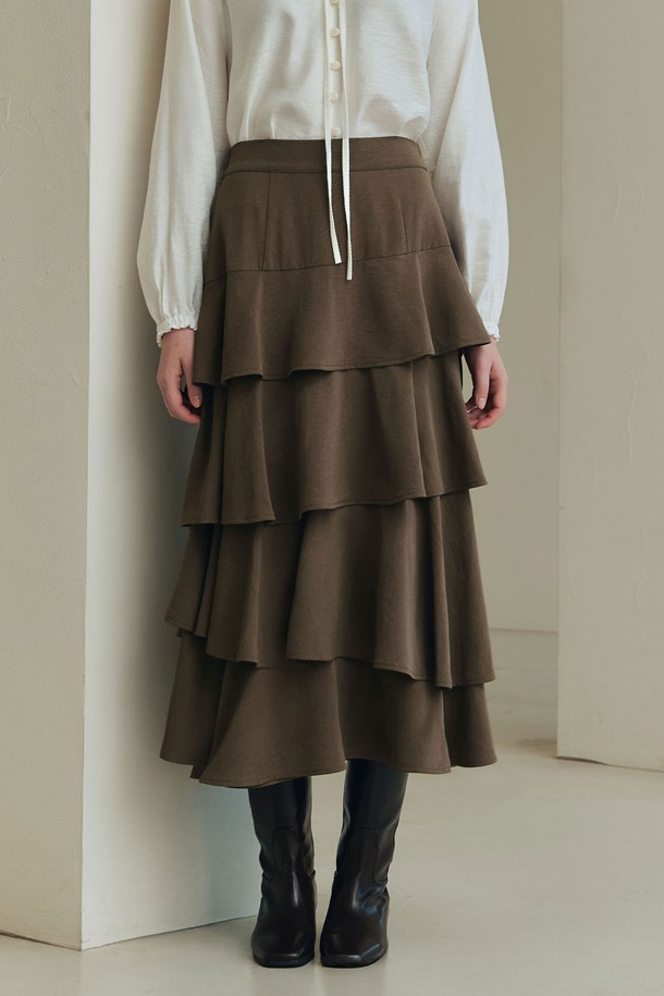 모카 브라운 컬러의 캉캉 플레어 스커트입니다. 여성 의류로, 로맨틱하고 엘레강스한 스타일을 연출할 수 있습니다. 사계절용으로, 일상에서 데이트룩, 모임룩, 카페룩 등 다양한 TPO에 활용하기 좋습니다. 부드러운 촉감의 폴리에스테르 소재로 제작되었으며, 중간 두께감으로 편안하게 착용 가능합니다. 뒷밴딩과 광택감 있는 원단, 볼륨감 있는 실루엣, 티어드 디자인이 특징이며, 클래식, 로맨틱, 미니멀 스타일을 즐기는 분들께 추천합니다.
