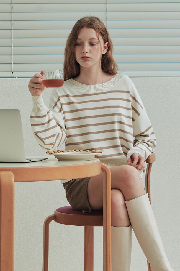 베이지 컬러의 스트라이프 라운드넥 니트는 여성스러운 분위기를 연출하는 상의입니다. 얇은 스트라이프 패턴에 부드러운 폴리에스테르와 비스코스 혼방 소재로 제작되어 편안한 착용감을 선사합니다. 루즈핏 디자인과 드롭숄더, 사이드 슬릿 디테일이 더해져 로맨틱하면서도 세련된 스타일을 완성합니다. 봄, 가을 계절에 데이트룩, 카페룩, 모임룩 등 다양한 TPO에 매치하기 좋으며, 클래식, 로맨틱, 미니멀 스타일을 즐기는 분들께 추천합니다. 긴 소매 또는 반소매 기장으로 출시되어 계절에 맞게 선택할 수 있으며, 텍스처드 스티칭 처리로 은은한 포인트를 더했습니다.
