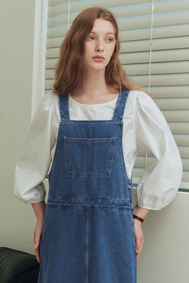 데이지 퍼프 블라우스 / 화이트(긴팔ver)는 로맨틱, 러블리, 베이직 스타일을 즐기는 여성들을 위한 상의입니다. 봄, 여름, 가을에 착용하기 좋은 면 소재의 레귤러핏 블라우스로, 라운드넥과 긴 소매가 특징입니다. 화이트 색상의 무지 디자인이며, 퍼프소매 디테일과 페플럼 디자인이 여성스러운 분위기를 더해줍니다. 또한, 뒷면 단추 디테일과 여유있는 핏으로 편안함까지 놓치지 않았으며, 투명도가 약간 있습니다. 데이트룩, 카페룩, 모임룩에 매치하여 로맨틱, 클래식, 미니멀 스타일을 연출해보세요.
