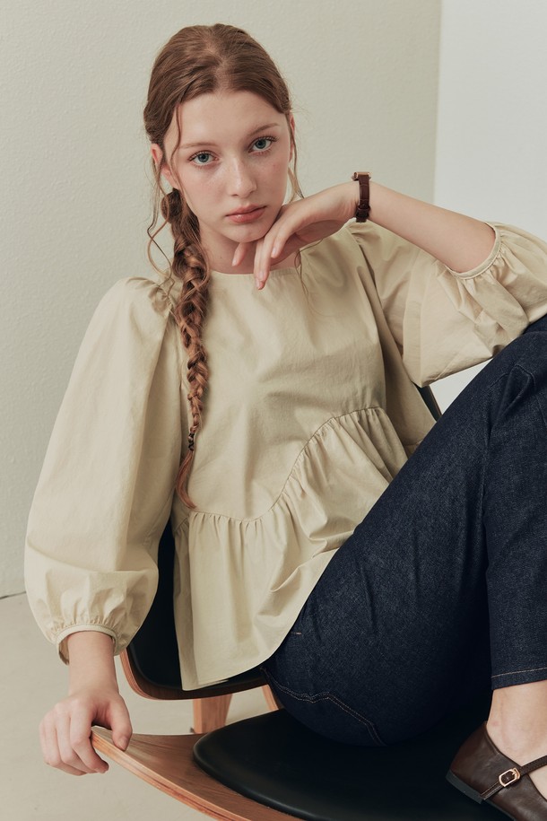 데이지 퍼프 블라우스 / 베이지(긴팔ver)는 로맨틱하고 베이직한 스타일을 연출하는 여성 블라우스입니다. 봄, 여름, 가을에 착용하기 적합하며, 여유 있는 핏과 라운드넥 디자인으로 편안함을 더했습니다. 면 소재로 제작되어 부드러운 촉감을 선사하며, 크롭 기장과 긴소매가 특징입니다. 퍼프 소매 디테일과 페플럼 디자인이 로맨틱한 무드를, 뒷면 단추 디테일이 포인트를 더합니다. 데이트룩, 카페룩, 모임룩 등 다양한 TPO에 활용 가능하며, 미니멀하고, 클래식한 스타일을 연출할 수 있습니다.
