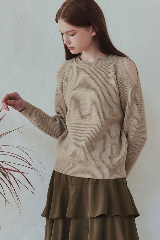 오프닝 오프숄더 니트 / 베이지는 여성 의류로, 봄, 가을, 겨울에 착용하기 좋은 니트/스웨터입니다. 베이지, 아이보리, 네이비 3가지 색상으로 만나볼 수 있으며, 페미닌하고 캐주얼한 스타일을 연출하기 좋습니다. 오프숄더 디자인과 컷아웃 디테일, 라글란 소매가 특징이며, 부드러운 촉감의 아크릴, 폴리에스테르 혼방 소재로 제작되었습니다. 루즈핏 크롭 기장으로 데이트룩, 카페룩에 모두 잘 어울리는 아이템입니다.
