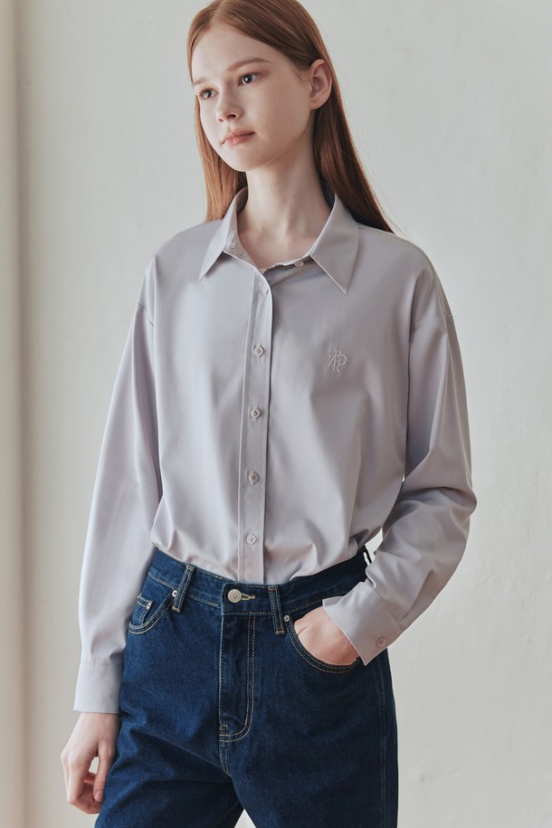 **링클 프리 셔츠 / 라일락**는 미니멀하고 베이직한 스타일의 공용 셔츠입니다. 부드러운 촉감의 폴리에스테르와 폴리우레탄 혼방 소재로 제작되어 사계절 내내 착용 가능하며, 특히 주름 방지 기능이 있어 출근룩이나 비즈니스 캐주얼에 적합합니다. 은은한 라일락 컬러와 차이나칼라 디자인이 특징이며, 릴랙스 핏으로 편안함을 선사합니다. 단독으로 또는 레이어드하여 다양한 스타일을 연출할 수 있으며, 대나무 섬유 혼방으로 피부에도 부담 없이 착용할 수 있습니다. 심플한 디자인에 로고 자수 디테일이 더해져 포인트를 더했습니다.
