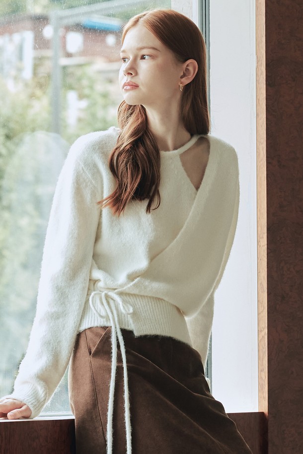 아이보리 컬러의 울 블렌딩 랩 스웨터입니다. 여성 의류 상의 카테고리의 니트/스웨터 상품으로, 가을과 겨울에 따뜻하게 착용하기 좋습니다. 부드러운 촉감의 폴리에스테르, 아크릴, 울, 스판덱스 혼방 소재로 제작되었으며, 릴랙스 핏과 브이넥 디자인이 특징입니다. 슬릿 디자인과 허리 리본으로 포인트를 더했으며, 허리 립 조직과 신축성이 있어 편안하게 활동할 수 있습니다. 데이트룩, 모임룩, 클래식, 미니멀, 로맨틱 스타일을 연출하기 좋습니다.
