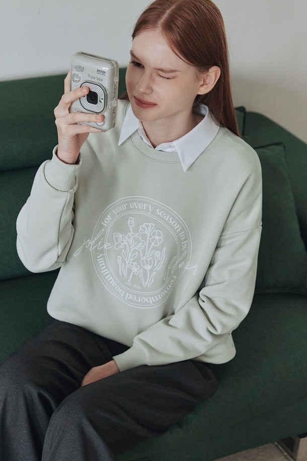 플라워 레터링 맨투맨 / 라이트 카키는 부드러운 촉감의 면과 폴리에스테르 혼방 소재로 제작되어 편안한 착용감을 선사합니다. 라운드넥에 드롭숄더 디자인으로 자연스러운 핏을 연출하며, 브랜드 특유의 레터링과 입체 자수 플라워 패턴이 돋보입니다. 루즈핏과 중간 두께감으로 봄, 가을, 겨울철 캐주얼 및 스트릿 스타일을 완성하기 좋습니다. 라이트 카키, 크림, 블랙 세 가지 컬러로 출시되어 다양한 룩에 활용 가능하며, 가을 나들이룩이나 겨울 데일리룩에 매치하기 좋습니다.
