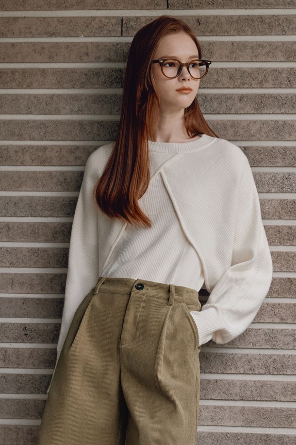 화이트 컬러의 볼레로 펜던트 니트 세트입니다. 봄, 가을에 착용하기 좋은 여성 의류로, 베이직하고 캐주얼한 스타일을 연출할 수 있습니다. 브이넥 디자인의 크롭 기장 니트 상의와 볼레로가 세트로 구성되어 있으며, 로고 펜던트 디테일이 포인트입니다. 부드러운 촉감의 아크릴, 폴리에스테르, 나일론 혼방 소재로 제작되었으며, 립 디테일과 신축성 있는 소재로 편안하게 착용 가능합니다. 데이트룩, 카페룩, 모임룩 등 다양한 TPO에 맞춰 미니멀하고 클래식한 스타일을 완성해보세요.
