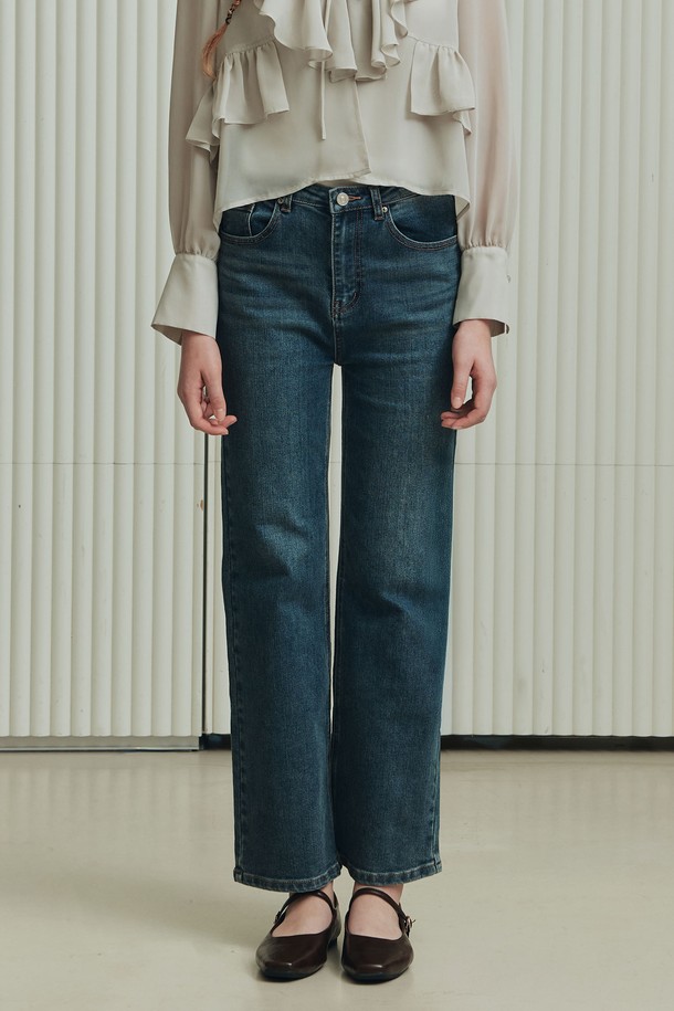 인디고 컬러의 여성용 스트레이트 워싱 데님 팬츠입니다. 면과 스판덱스 혼방 소재로 제작되어 편안한 착용감과 신축성을 제공하며, 봄, 가을에 적합합니다. 자연스러운 워싱 효과와 허리라인 브러쉬 디테일이 빈티지하면서도 베이직한 스타일을 연출합니다. 데이트룩, 쇼핑룩 등 다양한 TPO에 활용 가능하며, 캐주얼, 클래식, 미니멀 스타일을 즐기는 분들께 추천합니다. 인디고 염료 특성상 이염 가능성이 있으니, 주의하여 착용하십시오.
