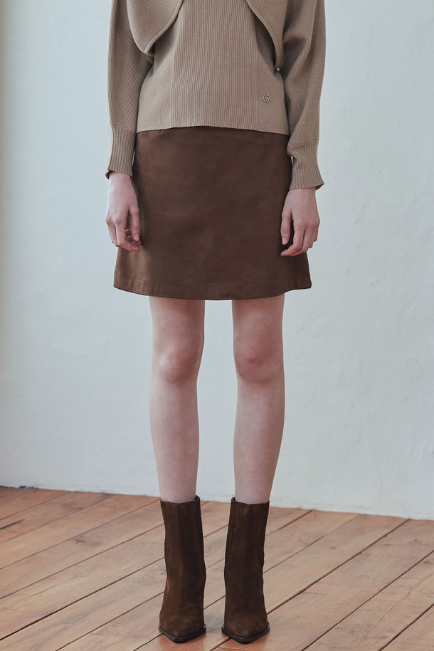 엠버 스웨이드 미니 스커트 / 브라운은 여성스러운 실루엣을 연출하는 미니스커트입니다. 부드러운 스웨이드 소재에 중간 두께감으로 봄, 가을 시즌에 적합하며, A라인 핏이 다리 라인을 더욱 돋보이게 합니다. 허리선은 중간으로 디자인되었으며, 사이드 지퍼 디테일로 편안하게 착용할 수 있습니다. 미니멀하고 클래식한 스타일로 데이트룩, 모임룩, 카페룩 등 다양한 TPO에 활용 가능하며, 비슷한 색상의 자켓과 함께 세련된 셋업 스타일을 연출할 수 있습니다.
