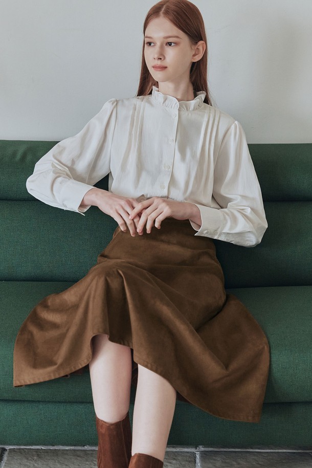 **에스닉 프릴 블라우스 / 아이보리**

아이보리 컬러의 에스닉 프릴 블라우스입니다. 부드러운 레이온과 나일론 혼방 소재로 제작되어 편안한 착용감을 선사합니다. 라운드넥에 긴 소매, 루즈핏 디자인으로 우아하고 여성스러운 실루엣을 연출합니다. 보헤미안 무드의 프릴 디테일과 백라인, 숄더라인의 장식적 디테일이 특징이며, 봄, 가을 계절에 단독 또는 겨울철 이너로 활용 가능합니다. 데이트룩, 카페룩, 모임룩 등 다양한 TPO에 에스닉, 클래식, 로맨틱 스타일로 연출해보세요.
