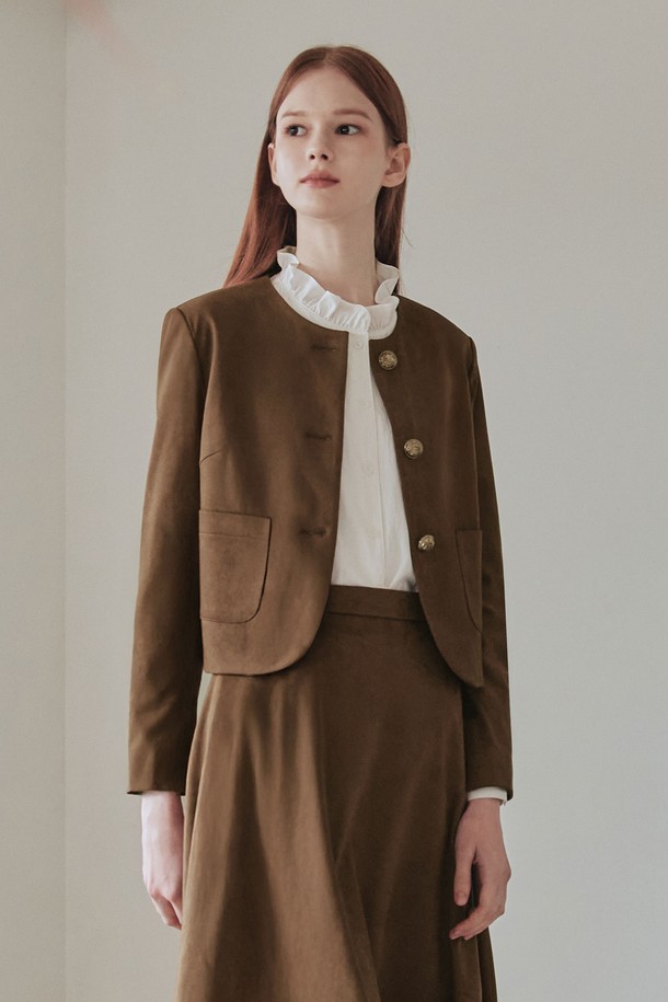 엠버 스웨이드 재킷 / 브라운은 여성스러운 분위기를 연출하는 아우터입니다. 부드러운 촉감의 스웨이드 소재와 은은한 광택이 고급스러운 느낌을 주며, 레귤러핏으로 제작되어 편안하게 착용할 수 있습니다. 라운드 넥 디자인에 골드톤 버튼과 곡선 밑단 디테일이 더해져 클래식하면서도 미니멀한 스타일을 완성합니다. 봄, 가을 시즌 데이트룩, 오피스룩, 모임룩 등 다양한 TPO에 활용 가능하며, 깔끔한 실루엣과 안감 처리로 높은 완성도를 자랑합니다.
