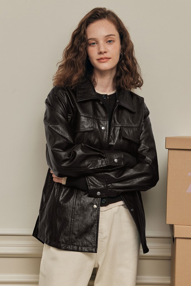 다크브라운 컬러의 벨티드 레더 재킷입니다. 봄, 가을 시즌에 어울리며, 일상에서 클래식하고 모던한 스타일을 연출할 수 있습니다. 릴랙스 핏으로 편안하게 착용 가능하며, 부드러운 촉감의 폴리우레탄, 면, 폴리에스테르 혼방 소재로 제작되었습니다. 버튼과 벨트 여밈 방식, 톤온톤 디자인이 특징이며, 탈부착 벨트와 사이드/백 슬릿 디테일이 돋보입니다. 데이트룩, 모임룩, 미니멀, 시크 스타일을 즐겨 입는 여성분들께 추천합니다.
