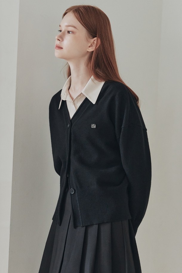 **[3컬러] 헤리스 가디건**

부드러운 앙고라 터치 가공으로 포근한 착용감을 선사하는 여성 가디건입니다. 그레이, 브라운, 블랙 세 가지 색상으로 출시되었으며, 봄, 가을에 활용하기 좋습니다. 브이넥 라인에 넥 롤링 디테일이 더해져 세련된 느낌을 주며, 루즈핏과 드롭숄더 디자인으로 편안한 착용감을 제공합니다. 스웨터 로고 펜던트 디테일과 볼륨감 있는 소매가 특징이며, 베이직하면서도 클래식한 스타일을 연출합니다. 데이트룩, 카페룩, 모임룩 등 다양한 TPO에 맞춰 클래식, 미니멀, 캐주얼 스타일을 완성해보세요.
