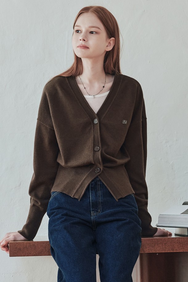 [3컬러] 헤리스 가디건은 부드러운 촉감의 아크릴, 폴리에스테르, 나일론 혼방 소재로 제작된 여성 가디건입니다. 슬림핏 디자인에 브이넥 라인으로 여성스러운 실루엣을 연출하며, 봄, 가을 시즌에 적합합니다. 드롭숄더와 볼륨감 있는 소매 디테일이 특징이며, 스웨터 로고 펜던트와 넥라인 리브 앤 플레인 니트 마감으로 포인트를 더했습니다. 그레이, 브라운, 블랙 세 가지 색상으로 출시되어 데이트룩, 카페룩, 모임룩 등 다양한 TPO에 맞춰 클래식, 미니멀 스타일을 연출할 수 있습니다. 무지 패턴에 긴 소매 기장으로 활용도가 높습니다.
