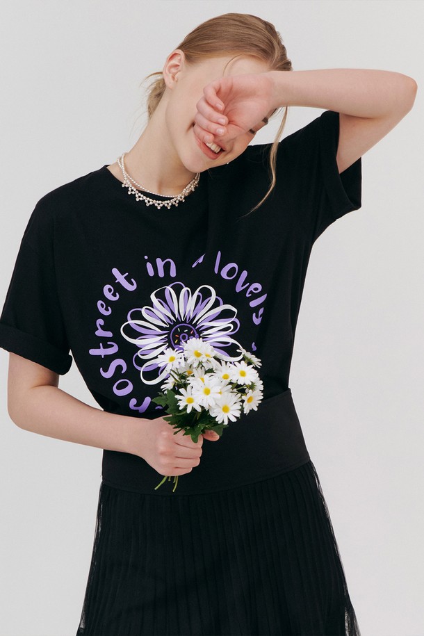 플라워 도넛 프린팅이 돋보이는 블랙 컬러의 반팔 티셔츠입니다. 릴랙스 핏으로 편안하게 착용 가능하며, 봄, 여름 시즌 데일리룩으로 활용하기 좋습니다. 부드러운 면 소재에 바이오 워싱 가공을 더해 촉감이 우수하며, 특수 가공으로 깔끔한 마감을 자랑합니다. 라운드넥 디자인으로 캐주얼하고 미니멀한 스타일을 연출하며, 동네 마실룩이나 산책룩에 제격입니다. 공용으로 착용 가능하여 커플룩으로도 추천합니다.
