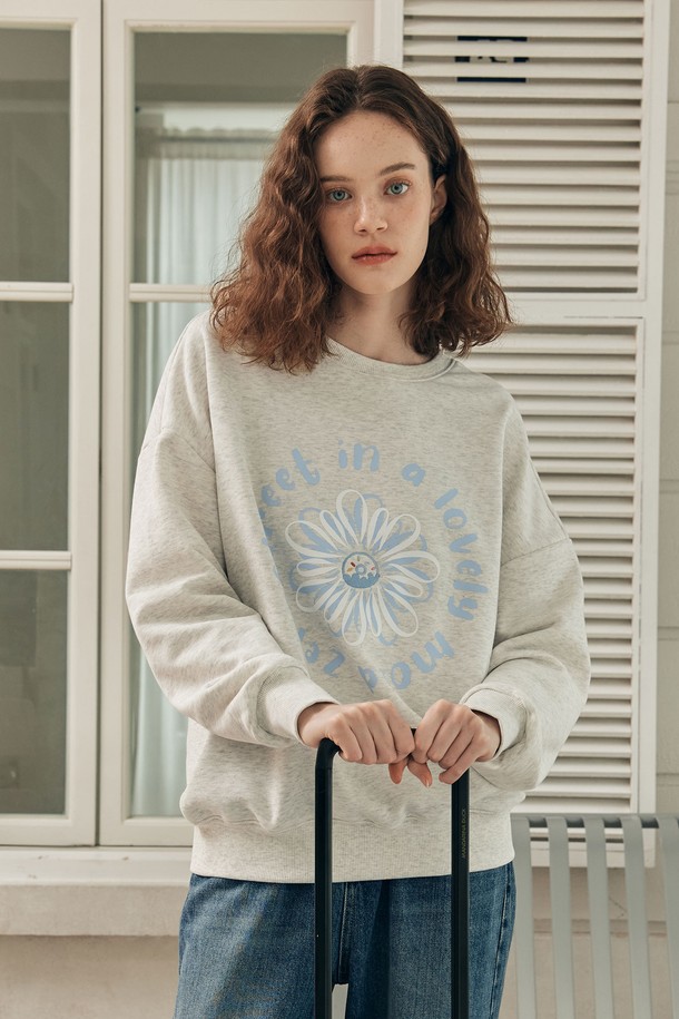 플라워 도넛 맨투맨 / 오트밀은 여성분들을 위한 캐주얼 스타일의 맨투맨입니다. 부드러운 촉감의 면과 폴리에스테르 혼방 소재로 제작되어 봄, 가을, 겨울에 착용하기 좋습니다. 루즈핏 라운드넥 디자인에 드롭숄더로 편안함을 더했으며, 플라워 및 프린트 자수 디테일이 돋보입니다. 오트밀, 화이트, 베이지, 블루, 네이비, 블랙 등 다양한 컬러로 출시되어 데이트룩, 카페룩, 미니멀, 로맨틱 룩에 폭넓게 활용할 수 있습니다. 신축성 있는 소재로 활동성을 높였으며, 긴 소매 기장으로 따뜻하게 착용 가능합니다.
