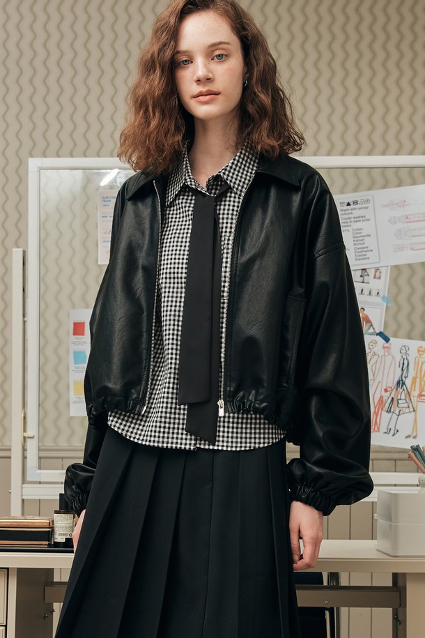세련된 블랙 레더 블루종 재킷입니다. 부드러운 촉감의 폴리우레탄과 면 혼방 소재로 제작되어 편안한 착용감을 선사합니다. 캐주얼, 미니멀, 시크한 스타일을 연출하기 좋으며, 봄, 가을에 데일리룩 또는 가을 나들이룩으로 활용하기 좋습니다. 크롭 기장에 오버핏으로 트렌디함을 더했으며, 긴 소매와 집업 여밈 방식으로 간편하게 착용할 수 있습니다. 소매 패딩, 밑단 스트링, 안감 디테일로 보온성과 디자인을 모두 갖춘 여성 블루종입니다.

