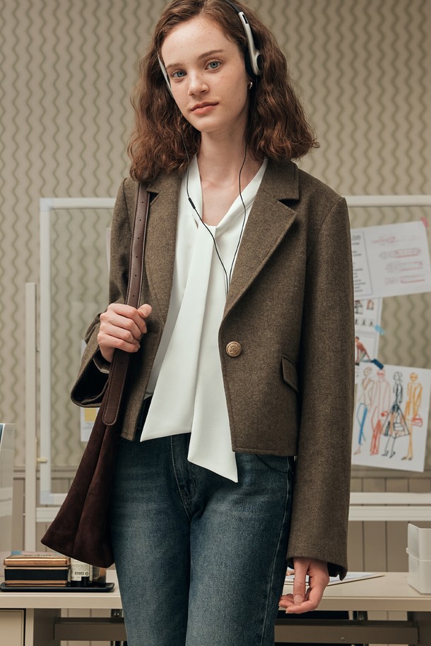 세련된 감각을 더해줄 원 버튼 헤링본 재킷입니다. 부드러운 텐셀, 울, 비스코스, 스판덱스 혼방 소재로 제작되어 편안한 착용감을 선사하며, 은은한 광택이 고급스러운 분위기를 자아냅니다. 클래식하고 미니멀한 디자인에 브라운 컬러의 헤링본 패턴이 더해져 오피스룩, 여행룩, 출근룩 등 다양한 TPO에 활용하기 좋습니다. 싱글 버튼 여밈과 힙선을 덮는 기장으로, 레귤러핏을 연출하여 세련된 실루엣을 완성합니다. 골드 버튼, 안감, 신축성 있는 소재가 섬세한 디테일을 더합니다.
