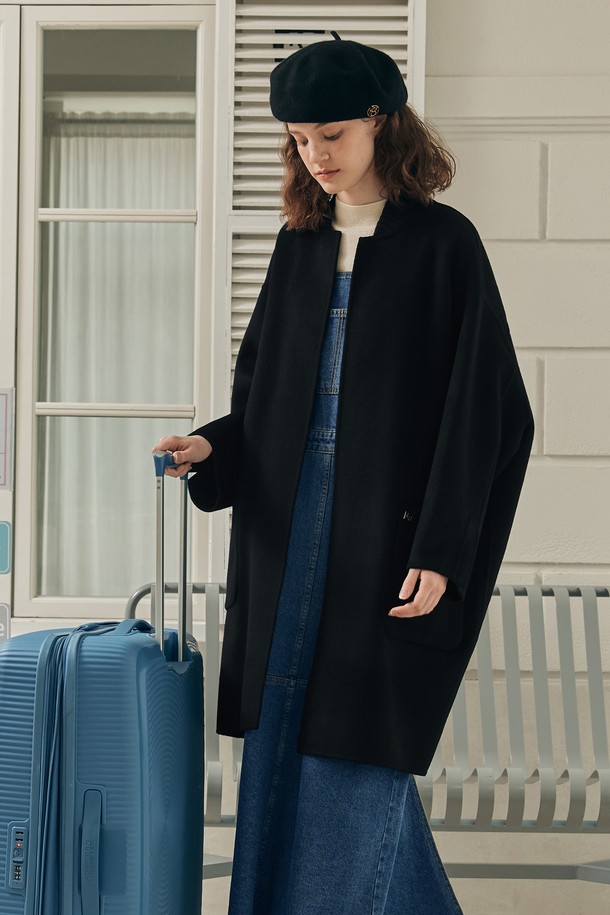 [2컬러] 논버튼 핸드메이드 코트는 부드러운 촉감의 브러쉬드 울 블렌드 소재로 제작되어 겨울철 따뜻하게 착용할 수 있습니다. 롱 기장에 릴랙스 핏으로 편안한 착용감을 선사하며, 미니멀하고 베이직한 디자인으로 다양한 룩에 활용하기 좋습니다. 니트 칼라 디자인과 매트 로고 펜던트 디테일이 특징이며, 논버튼 스타일로 세련된 분위기를 연출합니다. 그레이와 블랙 두 가지 컬러로 출시되어, 겨울 데일리룩, 오피스룩, 모임룩 등 TPO에 맞춰 스타일리시하게 연출할 수 있습니다. 클래식, 미니멀, 시크한 스타일을 즐기는 여성 고객에게 추천합니다.
