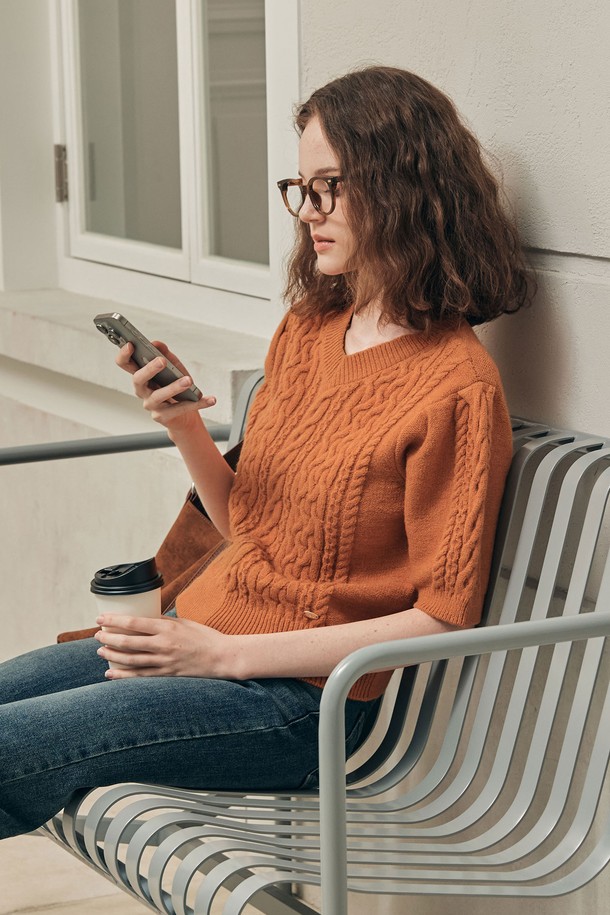 세련된 브이넥 디자인과 트위스트 패턴이 돋보이는 여성 반팔 니트입니다. 브릭 오렌지 컬러가 피부톤을 화사하게 밝혀주며, 봄, 여름 계절에 시원하게 착용할 수 있습니다. 슬림핏으로 여성스러운 실루엣을 연출하며, 캐주얼, 미니멀 스타일을 즐겨 입는 분들께 적합합니다. 오피스룩, 여행룩 등 다양한 TPO에 활용 가능하며, 립 구조와 제로 로고 펜던트 디테일로 포인트를 더했습니다. 폴리에스테르, 아크릴, 나일론, 울, 캐시미어 혼방 소재로 제작되어 부드러운 촉감과 신축성을 제공하고 비침 걱정 없이 편안하게 착용할 수 있습니다.
