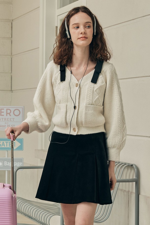 "2컬러" 프렌치 리본 가디건은 여성스러운 스타일을 연출해주는 겨울철 이너웨어입니다. 아이보리(IVORY)와 그레이(GRAY) 두 가지 색상으로 출시되었으며, 슬림핏과 짧은 기장으로 세련된 실루엣을 선사합니다. 부드러운 촉감의 폴리에스테르, 나일론, 울, 스판덱스 혼방 소재로 제작되었으며, 다양한 트위스트 조직감과 볼륨감 있는 소매 라인, 어깨 리본 스트랩 디테일이 특징입니다. 데이트룩, 카페룩, 모임룩에 잘 어울리며 클래식하면서도 로맨틱한 분위기를 더해줍니다.
