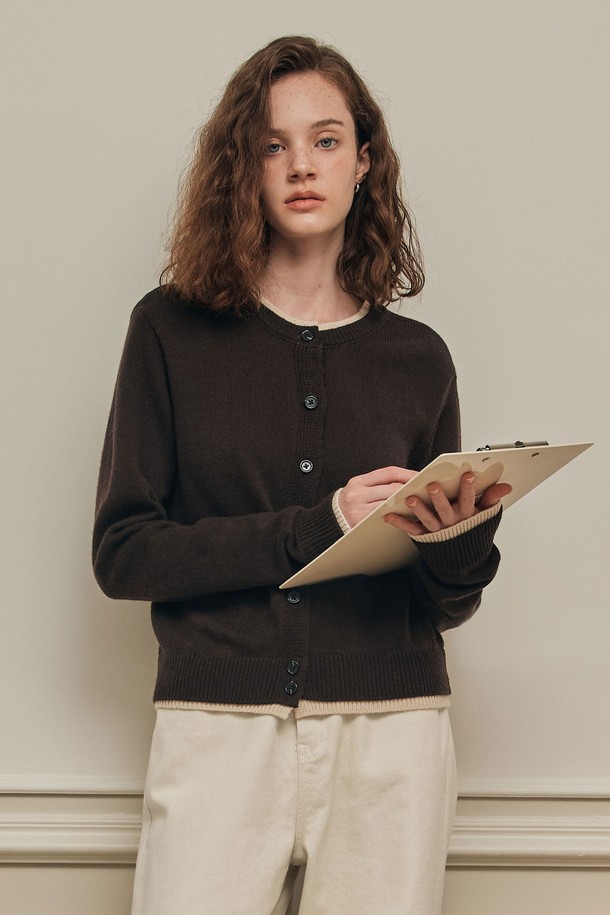 **[2컬러] 메리노 울 라인 가디건**은 포근함과 스타일을 동시에 잡은 여성 가디건입니다. 메리노 울 소재 사용으로 부드러운 촉감과 뛰어난 보온성을 자랑하며, 간절기부터 겨울까지 따뜻하게 착용할 수 있습니다. 라운드넥에 넥라인과 밑단 배색으로 포인트를 주어 베이직하면서도 클래식한 무드를 연출합니다. 루즈핏 디자인과 신축성 있는 소재로 편안한 착용감을 선사하며, 다양한 겨울 데일리룩, 카페룩, 모임룩에 활용하기 좋습니다. 그레이, 브라운 두 가지 컬러로 출시되어 취향에 맞게 선택 가능합니다.
