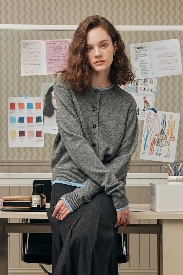 **[2컬러] 메리노 울 라인 가디건**

메리노 울 50% 함유로 부드러운 촉감을 자랑하는 [2컬러] 메리노 울 라인 가디건입니다. 가을, 겨울 시즌에 어울리는 라운드넥 디자인의 긴소매 가디건으로, 오피스룩부터 데일리, 여행룩까지 폭넓게 활용 가능합니다. 넥라인과 밑단에 배색 라인 디테일을 더해 미니멀하면서도 세련된 스타일을 연출하며, 25FW 컬렉션 제품입니다. 루즈핏으로 편안한 착용감을 선사하며 신축성 있는 소재로 활동성을 높였습니다. 그레이, 브라운 두 가지 색상으로 출시되었습니다.
