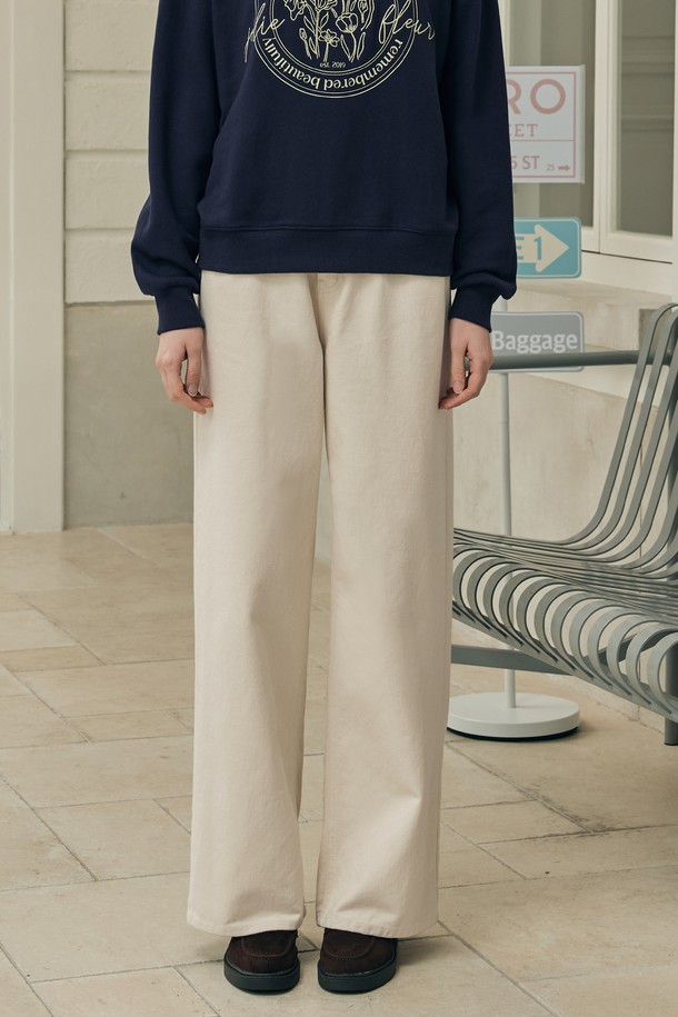 부드러운 촉감의 5수 코튼 원단으로 제작된 코튼 와이드 데님 팬츠 / 크림입니다. 깔끔한 실루엣과 와이드 핏으로 편안하면서도 세련된 스타일을 연출합니다. 4계절 내내 활용 가능한 두께감으로, 일상 및 오피스룩에 모두 잘 어울립니다. 가죽 패치 디테일이 돋보이며, 신축성 있는 텍스처로 활동성을 높였습니다. 베이직하고 캐주얼한 무드의 데님 팬츠로, 미니멀, 클래식 스타일을 즐겨 입는 여성분들께 추천합니다.
