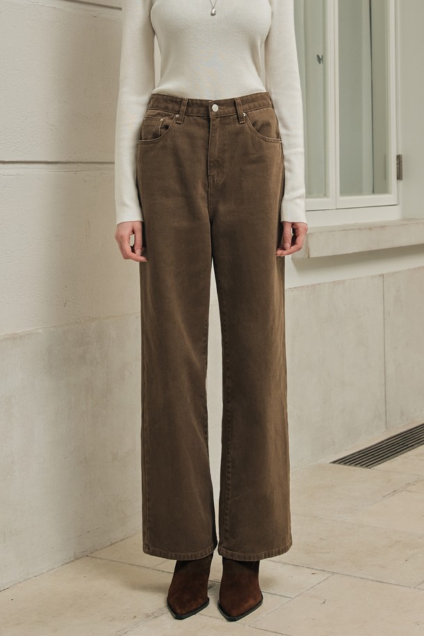 세미 와이드 핏의 브라운 데님 팬츠입니다. 부드러운 촉감의 면 소재로 제작되어 편안한 착용감을 선사하며, 봄, 가을에 활용하기 좋습니다. 베이직하고 캐주얼한 스타일로, 일상 및 오피스룩에 모두 잘 어울립니다. 바이오 워싱 가공과 가죽 패치 디테일, 프리미엄 브라운 코튼 마감으로 고급스러움을 더했습니다. 긴 기장의 무지 디자인으로 다양한 상의와 매치하여 클래식, 미니멀, 캐주얼 스타일을 연출할 수 있습니다.
