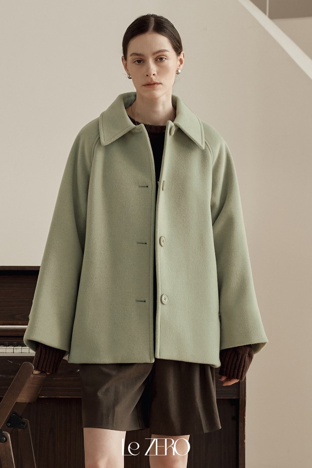 \[2컬러] 르제로 캐시미어 하프 코트는 여성 고객을 위한 아우터 카테고리의 캐시미어 코트입니다. 오트밀, 네이비, 라이트 올리브, 브라운, 그레이, 블랙의 6가지 다채로운 컬러로 출시되었으며, 일상, 오피스룩, 출근룩, 모임룩 등 다양한 TPO에 활용 가능합니다. 릴랙스 핏과 하프 기장으로 편안함과 세련된 스타일을 동시에 선사하며, 클래식, 미니멀, 시크 무드를 연출합니다. 울, 폴리에스테르, 캐시미어 혼방 소재로 부드러운 촉감과 두꺼운 두께감을 자랑하며, 래글런 소매와 펜던트 디테일로 포인트를 더했습니다.
