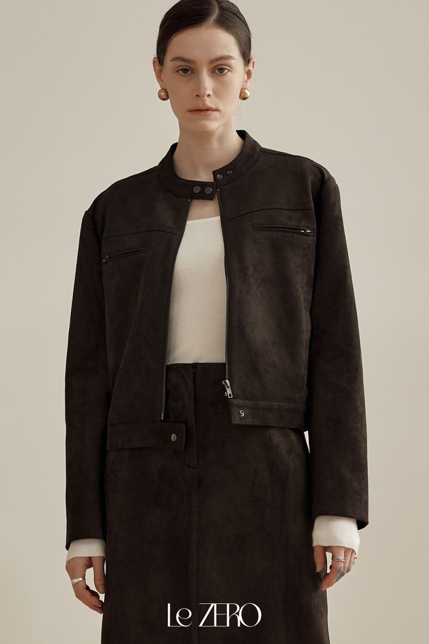 **르제로 스웨이드 집업 재킷 / 다크 브라운**

부드러운 촉감의 스웨이드 소재로 제작된 르제로 집업 재킷입니다. 미니멀하고 모던한 디자인에 다크 브라운 컬러가 더해져 세련된 분위기를 연출합니다. 가을, 겨울 시즌에 어울리는 두꺼운 두께감으로 따뜻하게 착용할 수 있으며, 레귤러 핏으로 편안한 착용감을 선사합니다. 출근룩, 모임룩, 데이트룩 등 다양한 TPO에 활용 가능하며 미니멀, 클래식, 시크 스타일을 즐기는 여성분들께 추천합니다. 스탠드 칼라와 집업 여밈 방식으로 깔끔한 스타일을 완성해보세요.
