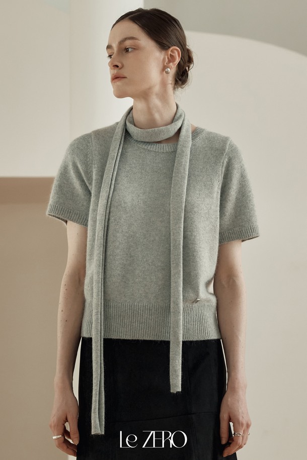 [2컬러] 르제로 반팔 앙고라 머플러 세트는 부드러운 앙고라 소재로 제작되어 봄, 가을에 착용하기 좋은 여성 상의입니다. 레귤러핏 라운드넥 디자인에 반소매 기장으로, 미니멀하고 베이직한 스타일을 연출합니다. 그레이 컬러의 무지 패턴으로 다양한 하의와 매치하기 용이하며, 출근룩과 모임룩에 모두 잘 어울립니다. 머플러 세트로 구성되어 있어 더욱 세련된 코디를 완성할 수 있습니다. 얇은 두께감과 부드러운 촉감으로 편안하게 착용 가능합니다.
