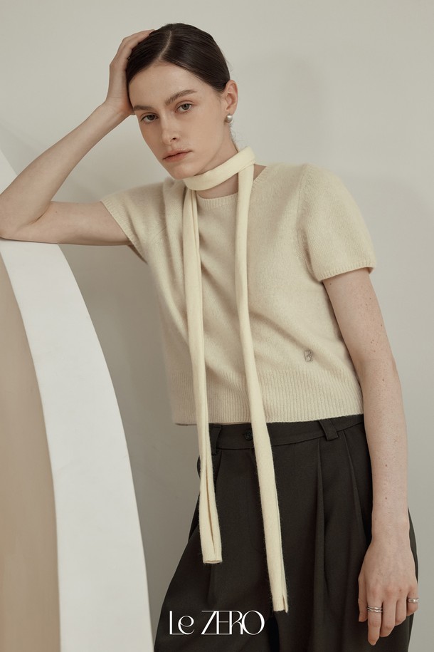 [2컬러] 르제로 반팔 앙고라 머플러 세트는 부드러운 앙고라 소재로 제작되어 봄, 가을 간절기에 활용하기 좋은 여성용 니트/스웨터입니다. 아이보리와 블랙 두 가지 색상으로 제공되며, 미니멀하고 베이직한 스타일을 연출하기 좋습니다. 라운드넥 디자인에 레귤러핏으로 편안하게 착용 가능하며, 반소매 기장으로 답답함 없이 활동할 수 있습니다. 상의와 함께 머플러가 세트로 구성되어 있어 더욱 실용적입니다.
