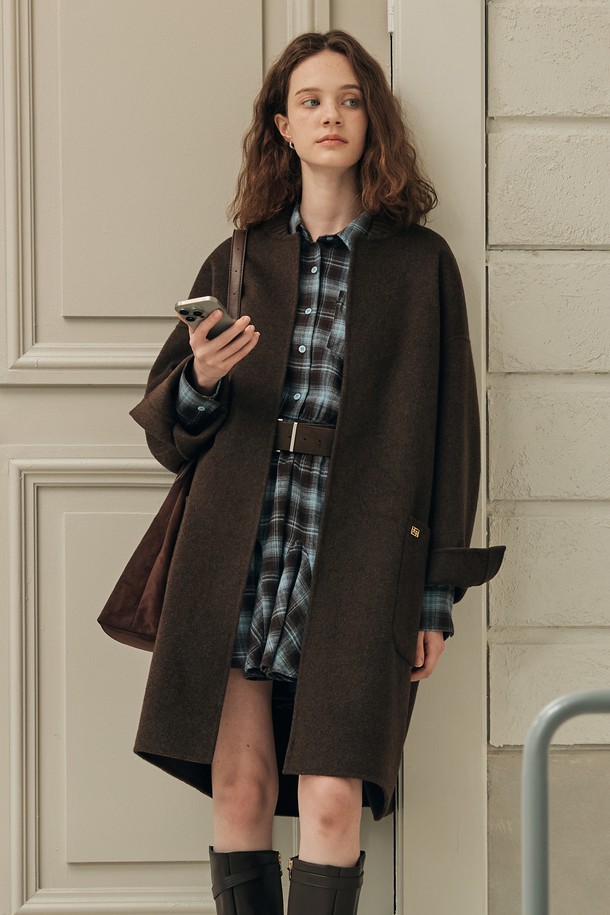 세련된 무드를 연출하는 논버튼 핸드메이드 코트입니다. 부드러운 울 소재로 제작되어 가을, 겨울 시즌 따뜻하게 착용 가능하며, 미디엄 기장과 루즈핏으로 편안한 착용감을 선사합니다. 브라운 컬러의 무지 디자인으로 미니멀하고 클래식한 스타일을 완성하며, 출근룩, 오피스룩, 모임룩 등 다양한 TPO에 활용하기 좋습니다. 시크하고 세련된 스타일을 연출하고 싶다면 이 논버튼 핸드메이드 코트를 선택해 보세요. 긴 소매 기장으로 더욱 포근한 느낌을 더했습니다.
