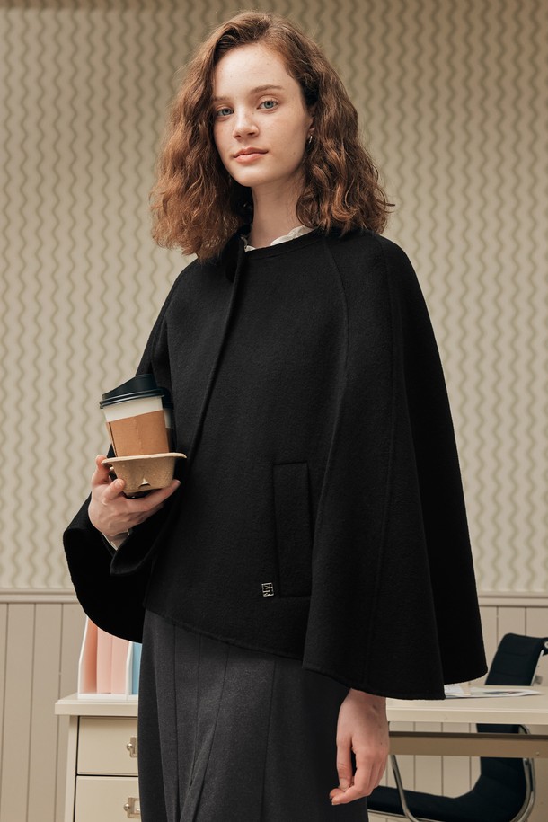 핸드메이드 케이프 코트 / 블랙은 여성 고객을 위한 아우터입니다. 울 소재로 제작되어 가을, 겨울 시즌에 두껍고 따뜻하게 착용할 수 있습니다. 롱 기장의 루즈핏으로 클래식하고 엘레강스한 스타일을 연출하며, 오픈 형태로 편안하게 착용 가능합니다. 무지 패턴의 블랙 컬러는 다양한 TPO(모임룩, 출근룩, 데이트룩)에 매치하기 좋으며, 미니멀, 시크 스타일을 선호하는 고객에게 추천합니다. 핸드메이드 케이프 코트는 고급스러운 분위기를 더합니다.
