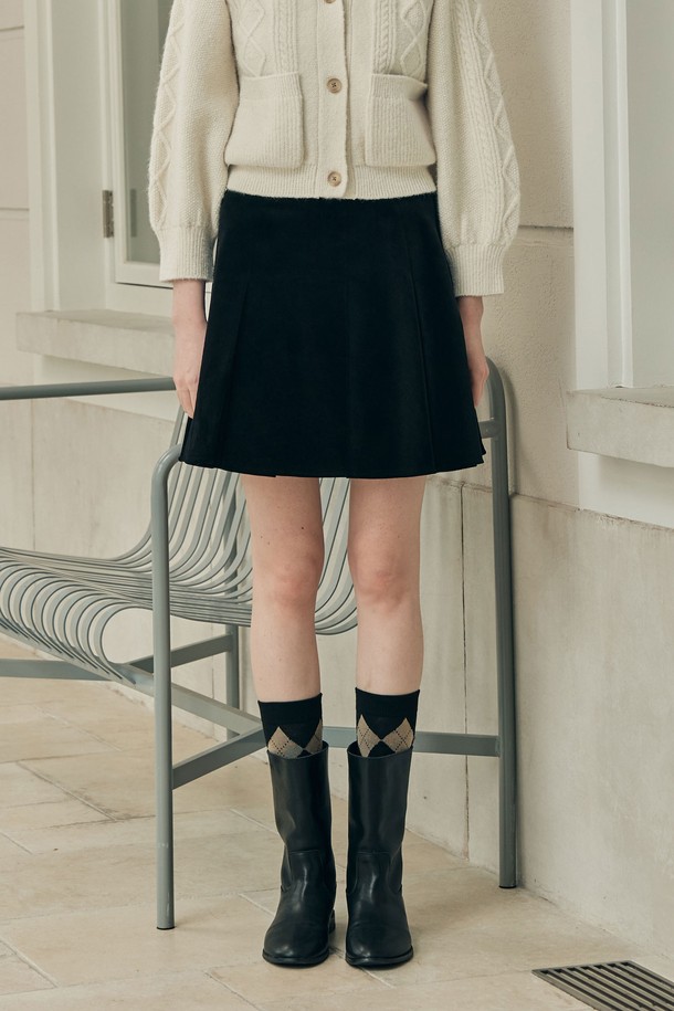 토피 플리츠 스커트 / 블랙은 여성분들을 위한 베이직 스타일의 플리츠 스커트입니다. 봄, 가을에 어울리는 얇고 부드러운 폴리에스터 소재로 제작되어 편안한 착용감을 선사합니다. 미니 기장으로 경쾌한 느낌을 주며, 레귤러핏으로 누구나 부담 없이 즐겨 입을 수 있습니다. 데이트룩, 모임룩 등 다양한 TPO에 활용 가능하며, 미니멀, 클래식, 캐주얼 스타일에 모두 잘 어울립니다.

