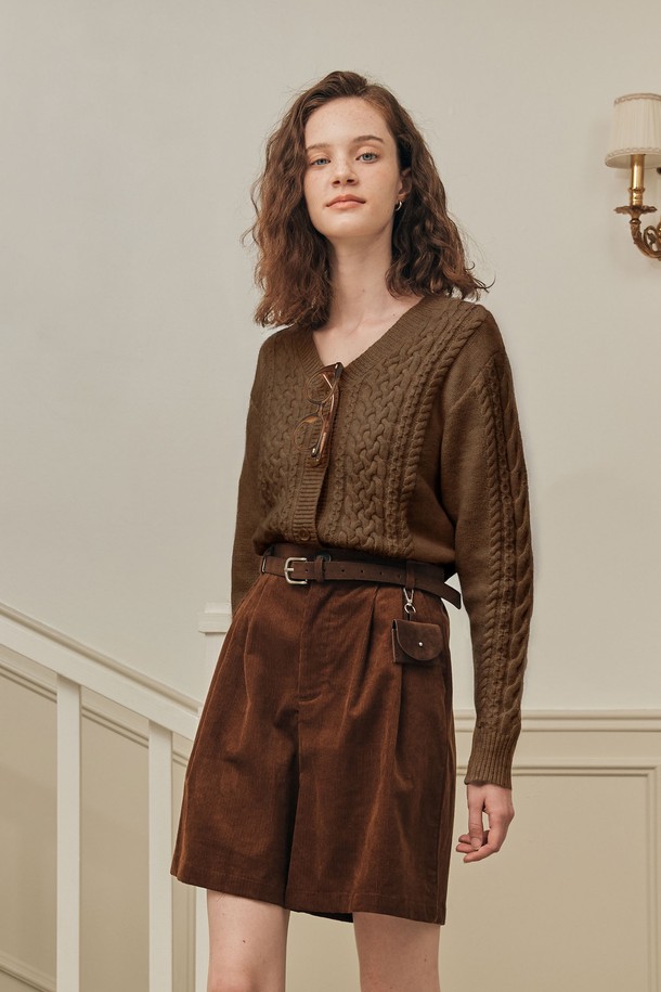 부드러운 울 소재의 브이넥 트위스트 가디건입니다. 가을과 겨울에 따뜻하게 입을 수 있으며, 레귤러핏으로 편안한 착용감을 선사합니다. 베이직하면서도 클래식한 디자인으로 출근룩, 모임룩 등 다양한 TPO에 활용 가능합니다. 특히, 트위스트 디테일이 돋보여 스타일리시함을 더합니다. 미니멀한 스타일을 즐기는 여성분들께 추천하는 아이템입니다.
