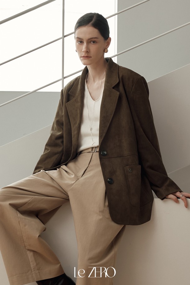 르제로 오버핏 스웨이드 재킷 / 브라운은 미니멀하고 베이직한 스타일을 추구하는 여성 고객을 위한 아우터입니다. 부드러운 스웨이드 소재로 제작되어 봄, 가을에 착용하기 좋으며, 얇은 두께감으로 편안한 착용감을 선사합니다. 테일러드 코트 타입에 숄더 패드가 더해져 세련된 실루엣을 연출하며, 싱글 버튼 여밈 방식으로 깔끔하게 마무리되었습니다. 오버핏 디자인으로 트렌디함을 더했으며, 긴 소매 기장과 브라운 컬러가 다양한 룩에 활용도를 높입니다.
