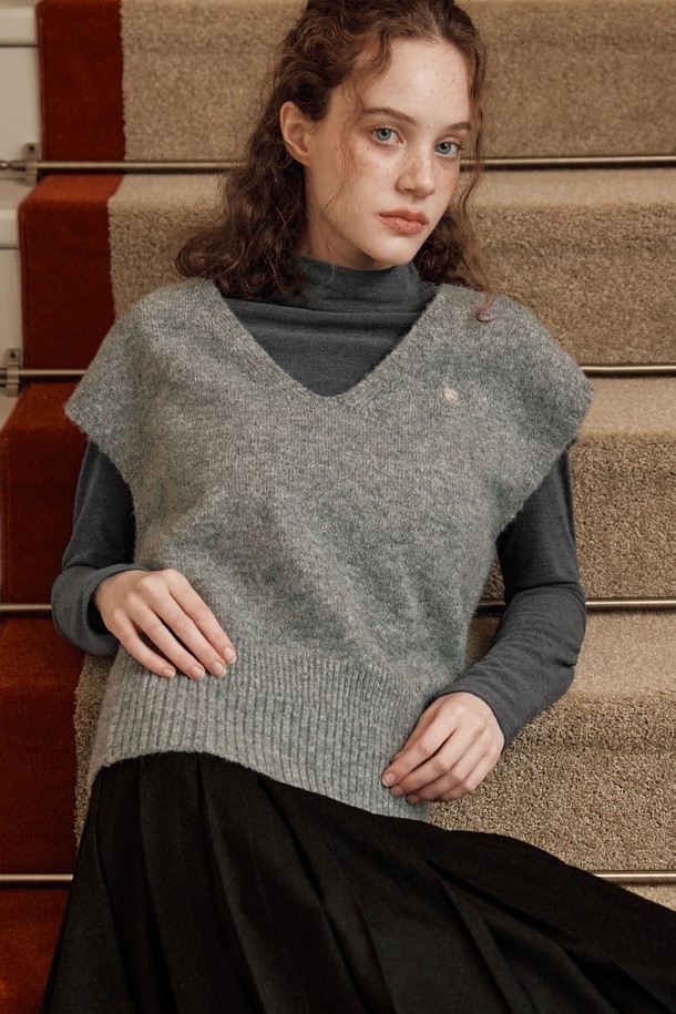 부드러운 촉감이 돋보이는 [3컬러] 소프트 베이직 하프 터틀넥입니다. 베이직하고 미니멀한 디자인으로, 가을, 겨울철 데일리룩과 출근룩에 활용하기 좋습니다. 그레이, 블랙, 베이지 3가지 색상으로 출시되어 다양한 스타일 연출이 가능합니다. 레귤러핏에 하프 터틀넥 디자인으로, 세련된 느낌을 더했습니다. 중간 두께감의 니트 소재로 제작되어 포근하게 착용할 수 있습니다.
