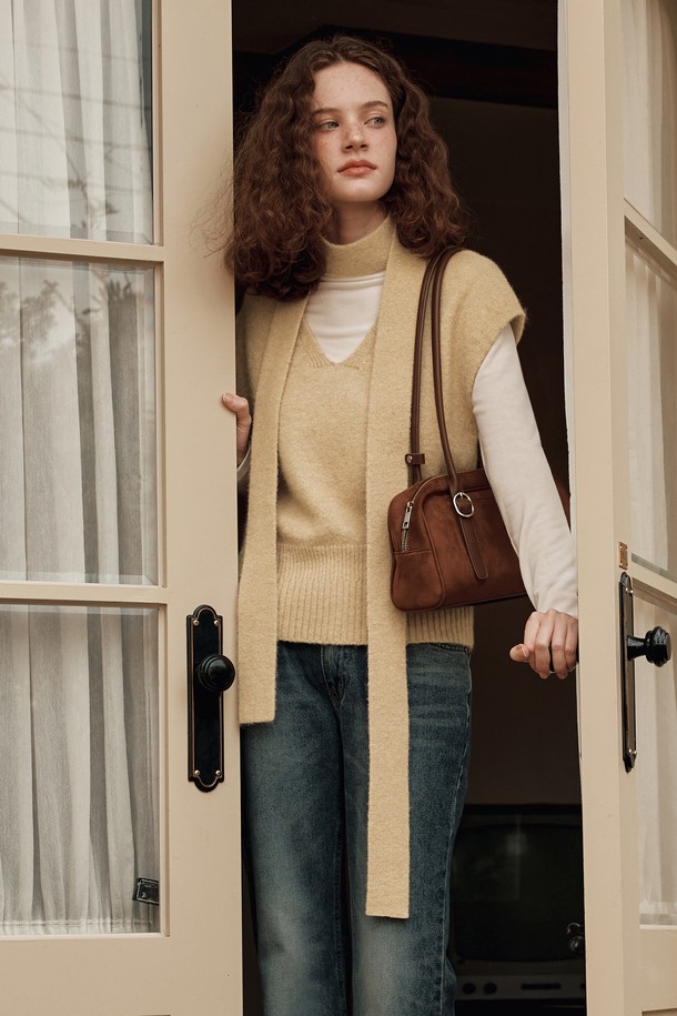 **[2컬러] 하트 펜던트 베스트 머플러 세트**는 부드러운 니트 소재로 제작되어 가을, 겨울철 따뜻함을 선사하는 여성용 베스트입니다. 베이직하고 캐주얼한 스타일로, 레귤러 핏과 브이넥 디자인이 특징이며, 두꺼운 두께감으로 포근하게 착용할 수 있습니다. 하트 패턴과 펜던트 장식, 머플러 세트 구성으로 디자인 포인트를 더했습니다. 블랙, 베이지 두 가지 색상으로 출시되어 다양한 룩에 활용하기 좋습니다.
