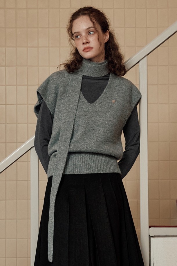 **[2컬러] 하트 펜던트 베스트 머플러 세트**

포근한 니트 소재로 제작되어 부드러운 촉감을 자랑하는 여성용 베스트입니다. 가을, 겨울 시즌에 어울리는 두꺼운 두께감으로 따뜻하게 착용할 수 있습니다. 베이직하고 캐주얼한 스타일로, 일상에서 편안하게 즐겨 입기 좋습니다. 하트 패턴으로 포인트를 더했으며, 펜던트 장식과 머플러 세트 구성으로 더욱 특별합니다. 그레이와 블랙 두 가지 컬러로 출시되어, 데이트룩 또는 모임룩 등 다양한 TPO에 맞춰 활용할 수 있습니다.
